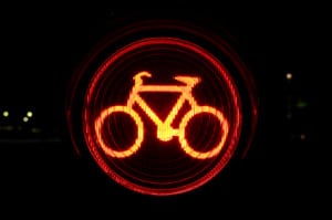 Bei Dunkelheit benötigen Sie am Fahrrad Licht - ein Praxis-Test zeigt, ob Ihre Leuchten noch geeignet sind.