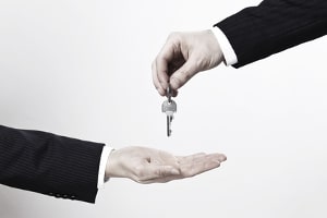 Den besten Alkoholtester zu besitzen, hilft nicht, wenn der Fahrer ihn ignoriert. Wird er erwischt, muss er den Autoschlüssel abgeben.