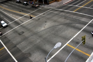 Auch der Kickboard-Testsieger gilt nicht als Fahrzeug im Straßenverkehr: Es werden die Regeln für Fußgänger angewandt.