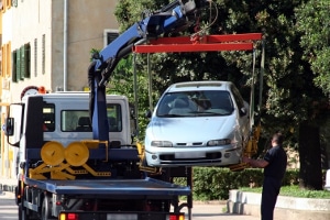 Der Abschleppseil-Test informiert über die besten Abschleppseile - wenn es ganz schlimm kommt, muss das Auto auf einem Anhänger abtransportiert werden.
