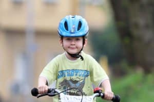 Sie haben einen Kinderdreirad-Test erfolgreich durchgeführt? Achten Sie beim anschließenden Fahrspaß auf die Sicherheit Ihres Kindes.