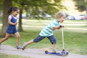 In einem Kinderroller-Test müssen diverse Kriterien geprüft werden.