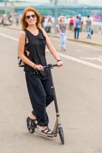 In einem Kinderroller-Test sollten die Modelle entsprechend der Eigenschaften von Kindern geprüft werden.