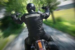 In einem Motorrad-Lederkombi-Test können sowohl Einteiler als auch zweiteilige Kombis vertreten sein.