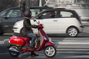 Mithilfe einer Auffahrrampe können kleinere Fahrzeuge wie z. B. Roller transportiert werden.
