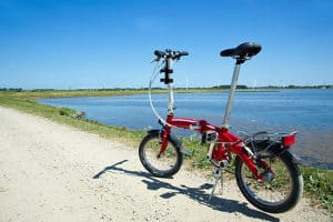 Auf der Suche nach einem Elektro-Klapprad? Im Selbst-Test können Sie prüfen, ob es sich leicht transportieren lässt.