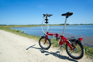 Ein Elektro-Klapprad aus dem Test lässt sich zusammenklappen.