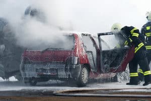 So gut wie die Feuerwehr wird kein Feuerlöscher in einem Test abschneiden. Doch für kleine Brände sind die Geräte durchaus geeignet.