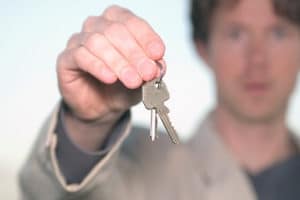 Das Fahrrad mit einem Bügelschloss sichern: Ein Test kann zeigen, wie leicht das geht.