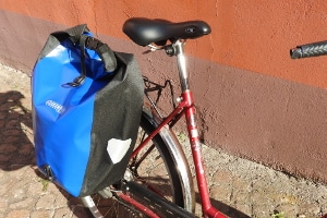 Eine Gepäckträgertasche wie im Test schafft Transportmöglichkeiten.