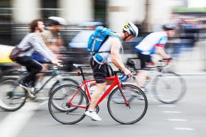 Eine gute Gepäckträgertasche entlastet den Rücken - anders als ein Rucksack.