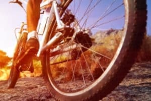 Ein im persönlichen Test erprobtes Bügelschloss kann zum Anschließen z. B. durch die Speichen geführt werden.