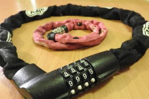 Außer dem Faltschloss können Sie in einem Test auch andere Fahrradschlösser überprüfen.