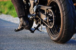 Für die Füße der Biker eignen sich als Zubehör Motorradstiefel.
