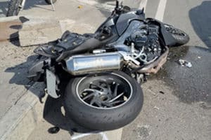 Wenn das Motorrad in die Werkstatt transportiert werden soll, ist Zubehör wie eine Verladerampe sinnvoll.