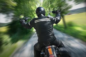 Motorradbekleidung wie eine Lederkombi ist ein Zubehör, das den Körper schützen soll.