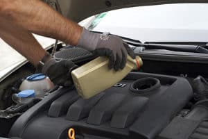Für die Wartung des Pkw ist unter anderem Zubehör wie Motoröl nötig.