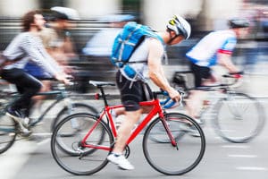 Der Transport von Gepäck auf dem Zweirad ist mit Radzubehör wie dem Fahrradrucksack möglich.