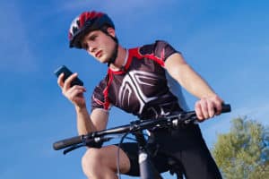 Als Zubehör für das Fahrrad sind nicht nur der Helm, sondern auch Fahrradhandschuhe zu empfehlen.