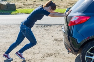 Eine Abschleppstange wie im Test ist ein hilfreiches Utensil bei einer Panne.
