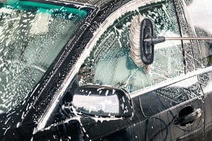 Bevor ein Rostumwandler in Ihrem Test zum Einsatz kommt, müssen Sie das Auto säubern und den gröbsten Rost entfernen.