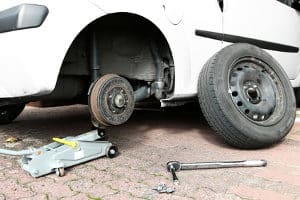 Um Unterstellböcke einem Test zu unterziehen, ist ein Wagenheber nötig.