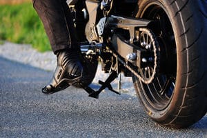 Haben Sie durch einen Crosshelm-Test den richtigen Kopfschutz gefunden, sind ggf. weiteres Zubehör wie Stiefel notwendig.