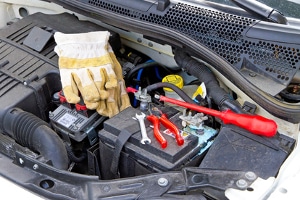 Mit einem Refraktometer wie im Test lässt sich der Ladungsstand der Autobatterie ermitteln.