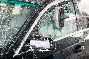 Bevor eine Poliermaschine in einem Test geprüft werden kann, muss das Auto gewaschen werden.