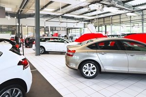 Elektroauto fürs Kind im Test: Nicht nur die Großen können im Autohaus ein Fahrzeug kaufen.