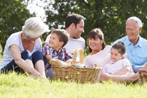Ein Grilleimer wie im Test ist ideal für ein Picknick im Grünen.
