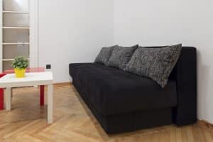 In einem Polsterreiniger-Test sollten die Mittel auf unterschiedliche Kriterien geprüft werden.