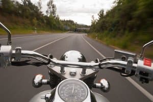 Ein Tankrucksack mit Magnet-System darf nicht zu schwer sein, damit er während der Fahrt hält. Ein Tankrucksack-Test sollte das Gewicht daher berücksichtigen.