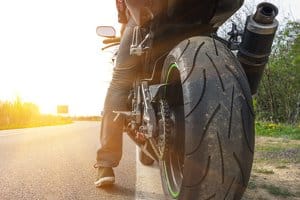 Mit einem Tankrucksack aus dem Test können Sie Gepäck auf dem Motorrad befördern.