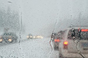 Ein wasserdichter Tankrucksack erweist sich in einem Test häufig als besonders praktisch.