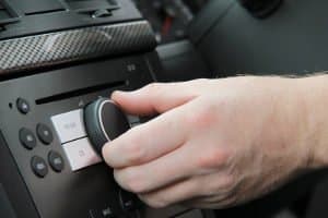 Das sollten Sie bei einem DAB-Autoantenne-Test beachten: Sie benötigen ein kompatibles Autoradio.