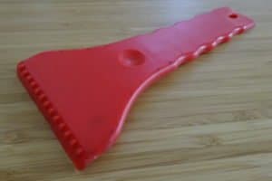 Ein eher einfacher Eiskratzer aus Plastik