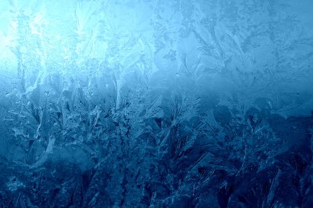 Solche gefrorenen Scheiben müssen mit einem Eiskratzer bereinigt werden