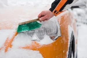 Ein Eiskratzer mit zusätzlichem Besen ist von großem Vorteil