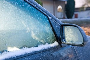 Das sollten Sie bei einem Scheibenfrostschutz-Test beachten: Die Wahl zwischen Konzentrat oder Mix ist von hoher Bedeutung.