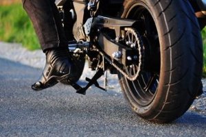 Eine Fahrradplane kann beim Test vielseitig zu Einsatz kommen - etwa auch beim Motorrad.