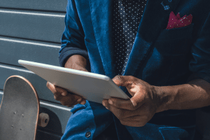 Eine Tablet-Halterung ermöglicht Ihnen, die Hände frei zu halten und damit Unfälle zu verhindern.