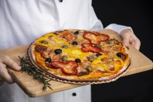 Pizza und Co.: Einen Camping-Gasgrill zu kaufen, kann auch ungewöhnliche Grillgenüsse zur Folge haben.