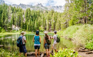 Um für eine Wanderung in den Alpen geeignet zu sein, sollten Wanderschuhe in einem Test besondere Kriterien erfüllen.