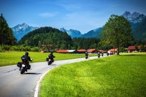 Für Gruppentouren eignet sich der Bluetooth-Klapphelm. Im Praxis-Test sollten Sie beachten, wie das Audioset in die Helmschale integriert ist.