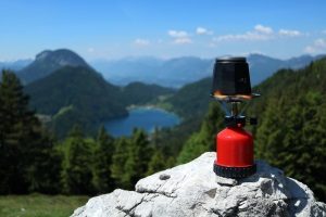 Sie wollen auch in der freien Natur nicht auf feine Speisen verzichten? Achten Sie beim Camping-Kochtopfset auf die Beschichtung.