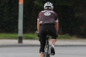 Führen Sie mit der Regenhose einen Test auf einem Fahrrad oder Heimtrainer durch, um sicherzugehen, dass sie gut sitzt.