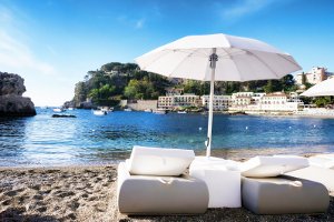 Sonnenschirm: Rund oder rechteckig? Um Ihren Testsieger zu finden, sollten Sie sich im Vorfeld verschiedene Modelle anschauen.