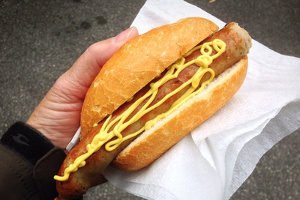 Für die perfekte Bratwurst: Selbst den Gasgrill für Ihren Tisch einem theoretischen  Test zu unterziehen, ist ratsam.
