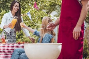 Möchten Sie eine Grillzange kaufen, sollten Sie auch auf das Material achten.